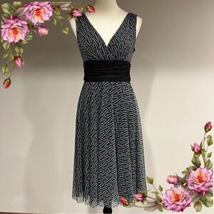 London Times v-neck sleeveless knee length cocktail formal dress